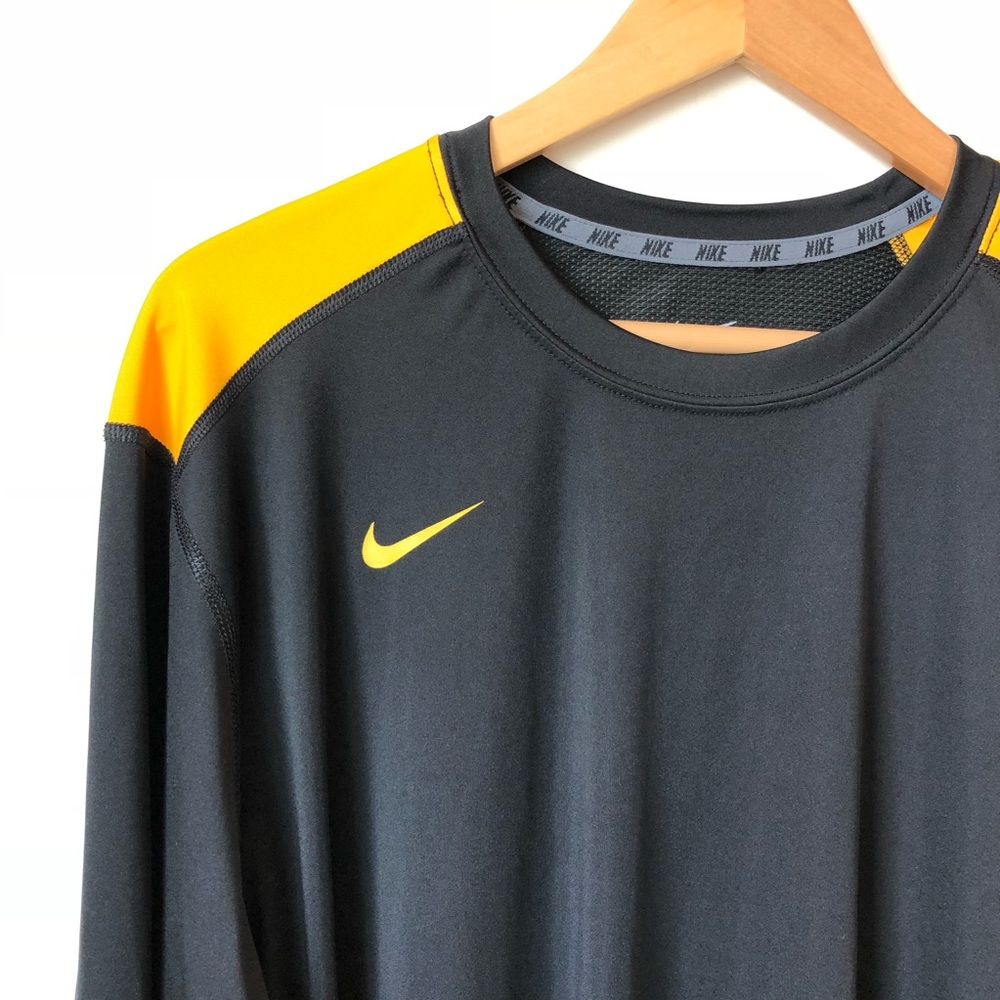 Nike Performance Shirt - Picture 2 of 6